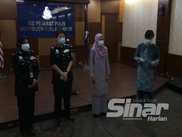 Asmawati (kiri) ketika menghadiri program Frontliner Uniting Againts Cervical Cancer di Ibu Pejabat Kontinjen Kuala Lumpur, hari ini.