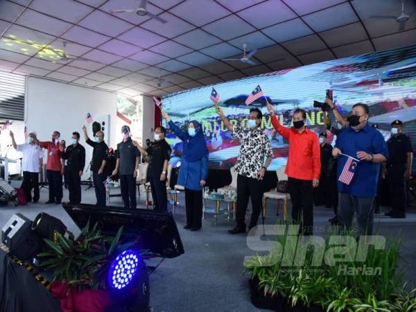 Musa bersama-sama mengibarkan bendera dan menyanyikan lagu Jalur Gemilang di atas pentas ketika Program Perdana Menteri Bersama Peladang, Penternak dan Nelayan Sabah serta Pelancaran Skim Subsidi Baja dan Racun Padi Bukit/Huma di Dataran Bagandang, Beaufort.