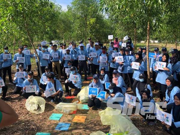 Pelajar-pelajar daripada UMP Gambang turut mengambil bahagian membersihkan pekarangan Rimba Lestari UMP Pekan.