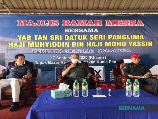 Muhyiddin (tengah) ketika hadir pada majlis ramah mesra Perdana Menteri bersama rakyat di sini hari ini. -Foto Bernama