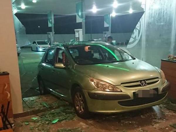 Gambar yang tular memaparkan sebuah kereta merempuh restoran makanan segera di stesen minyak di Taman Tasek, Johor Bahru semalam.