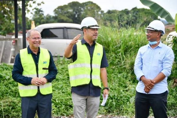 Ahmad Masrizal bersama Ir Tengku Abdul Rahman (kiri) dan Md Nor Abdul Rahman (kanan) semasa lawatan kerja ke Projek RTB Sg Tebongon.