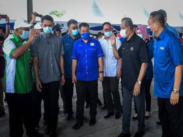 Muhyiddin Yassin beramah mesra dengan para penyokong Perikatan Nasional pada majlis ramah mesra di Padang Pekan Kota Marudu hari ini. - Foto Bernama