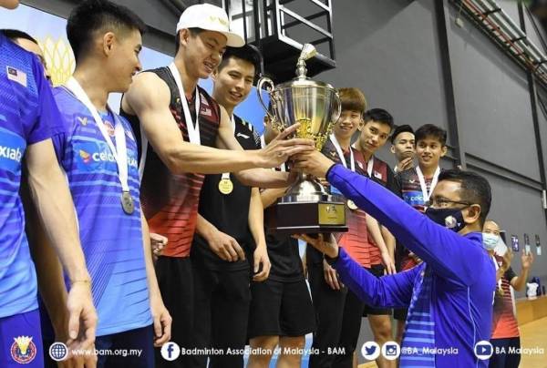 Presiden BAM, Tan Seri Mohamad Norza Zakaria menyampaikan trofi Piala Presiden kepada Zii Jia. Foto: BAM