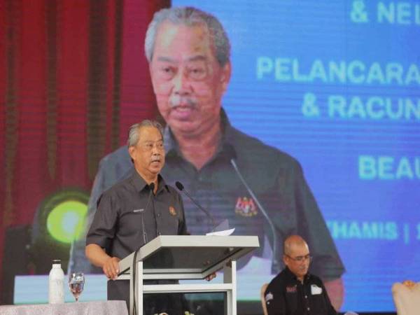 Muhyiddin berucap pada Program Bersama Peladang, Penternak dan Nelayan serta Pelancaran Skim Subsidi Baja dan Racun Padi Bukit/Huma di Beaufort semalam.
