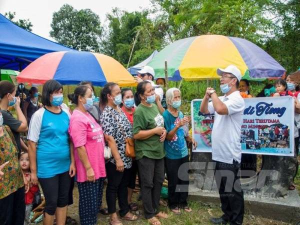 Ewon ketika bertemu sebahagian golongan ibu yang hadir pada majlis pelancaran Badi Badi Tiong.