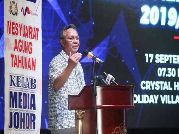 Hasni semasa berucap merasmikan Mesyuarat Agung Tahunan Kelab Media Johor (KMJ) 2019/ 2020 di Hotel Holiday Villa di sini malam tadi.