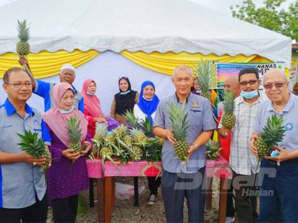 Mohd Zamani (tiga dari kanan) bersama Nik Mahidin (kanan) dan Dr Mohd Kaisan (kiri) semasa merasmikan Mini Karnival MD2 anjuran Alumni Gerakan Belia 4B Kelantan di Pasir Puteh.