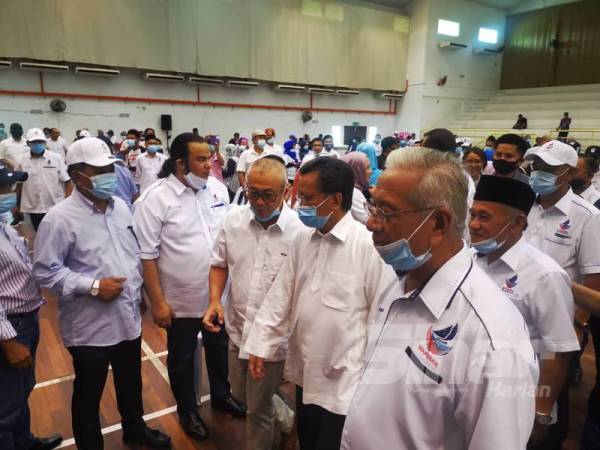 Mohd Shafie beramah mesra dengan penduduk pada Majlis Bersama Rakyat di Dewan Undangan Negeri (DUN) Tanjung Aru, Petagas dan Tanjung Keramat di Dewan Sri Putatan, Putatan hari ini.