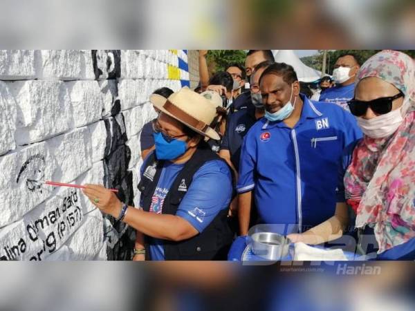 Azalina menurunkan tanda tangan sebagai simbolik pelancaran Mural Merdeka 2020 di Bandar Penawar, Kota Tinggi hari ini.