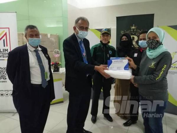 Dr Heric (dua dari kiri) menerima kelengkapan PPE untuk kegunaan petugas HKL hasil sumbangan We Agro bersama rakan penaja lain.