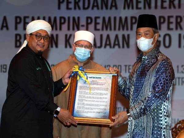 Muhyiddin (kanan) menerima Resolusi daripada Nasrudin (kiri) pada Majlis Perjumpaan Khas Perdana Menteri bersama Pemimpin Pemimpin Pertubuhan Islam Bukan Kerajaan (NGO Islam) di Dewan De' Seri Endon Puspanitapuri hari ini. Turut kelihatan, Dr Zulkifli (tengah). Foto Bernama