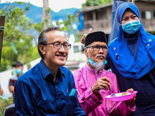 Masidi Manjun bersama penduduk di Kampung Pulutan Ranau dalam satu program kunjungan mesra bertemu rakyat semalam.