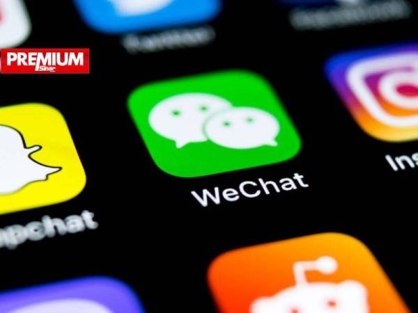 Pengguna-pengguna Amerika Syarikat (AS) tidak dibenarkan memuat turun aplikasi WeChat mulai Ahad ini. - Foto AFP