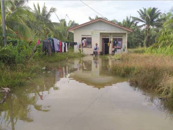 Keadaan rumah Mohd Helmi di Kampung Sungai Janggut, Kuala Selangor yang dimasuki air hari ini berikutan fenomena air pasang besar.