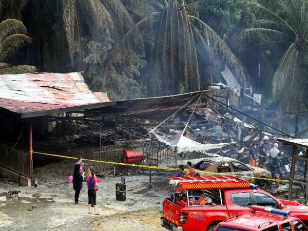 Rumah calon Bebas DUN Labuk, Abdul Rahman Kongkawang musnah dalam kebakaran di Kampung Muanad 3, Beluran hari ini.