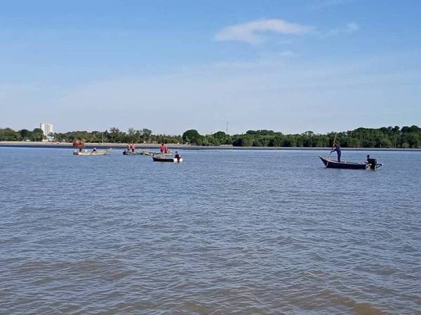 Operasi mencari dan menyelamat dua beranak yang dikhuatiri lemas di Sungai Muar giat dilakukan anggota penyelamat petang tadi.