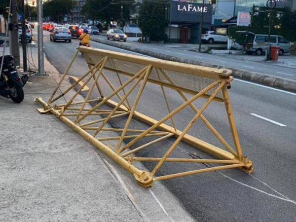 Besi menara kren yang terjatuh dari sebuah treler di Jalan SS2/24, Petaling Jaya, petang semalam. - Foto ihsan polis