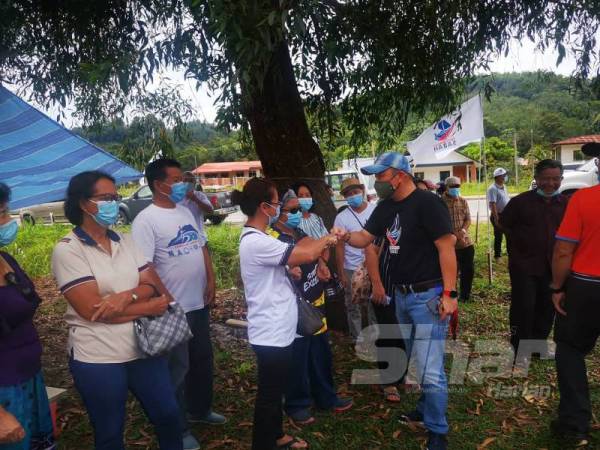 Darell (baju hitam) beramah mesra dengan penduduk pada Majlis Mesra Bersama dan Majlis Perasmian Bangunan Balai Raya dan Pondok Kampung Maang, Penampang.