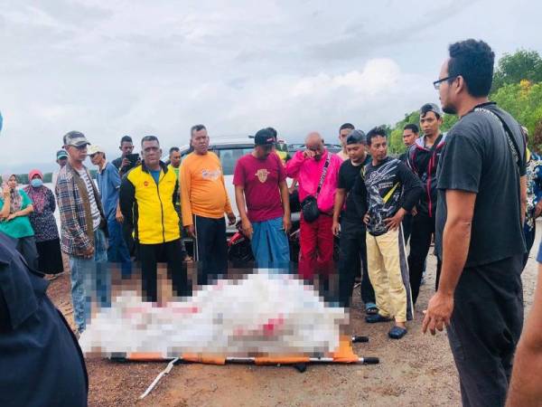 Mayat mangsa ditemui kira-kira dua kilometer dari lokasi terjatuh berhampiran jeti Segantang Garam Merbok, Kedah. - Foto APMM