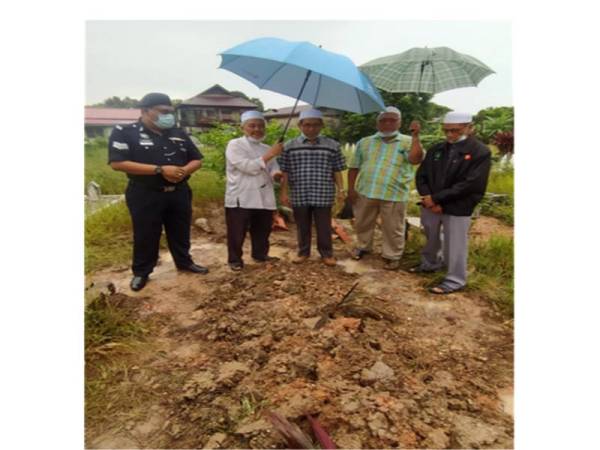 Ahmad Faisol (tengah) bersama sebahagian ahli jawatankuasa Masjid Al Irfan, Derga memantau kubur yang tular di media sosial semalam.