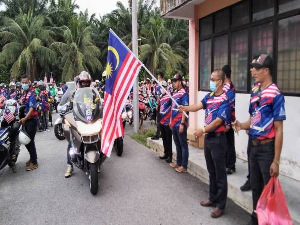 Dr Noor Azmi (dua dari kanan) melepaskan kumpulan konvoi sempena Program Ride Merdeka dan Hari Malaysia Parlimen Bagan Serai di Dewan Taman Seri Selinsing, Simpang Empat Semanggol hari ini.