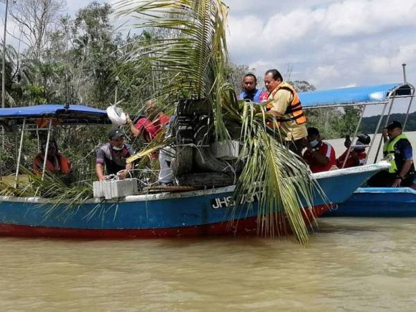 Rosleli Jahari (kanan) melancarkan Tukun Merdeka Resam sempena sambutan ke-63 Kemerdekaan Negara di Anjung Resam, Kampung Makam, Kota Tinggi hari ini.