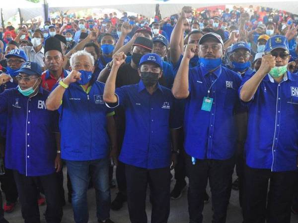 Bung Moktar bersama ahli BN ketika melawat PDM Gelam-Gelam Utara Dewan Undangan Negeri (DUN) Sulabayan, hari ini.