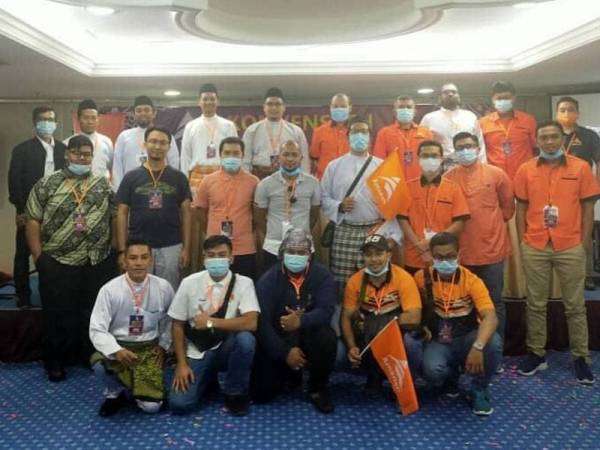 Asmaaliff (berdiri lima kiri, barisan belakang) bersama barisan penggerak Pemuda Amanah Wilayah Persekutuan.