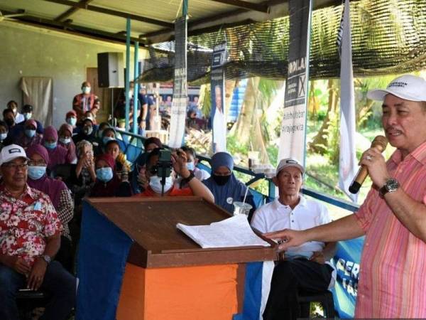 Hajiji ketika memberi ucapan pada majlis Ceramah Perdana di Kampung Baru Selaud, Tuaran.