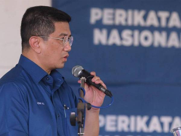 Mohamed Azmin berucap pada Majlis Ramah Mesra bersama Masyarakat Beaufort di Dewan Kampung Koundo, Kebatu.- Foto Bernama