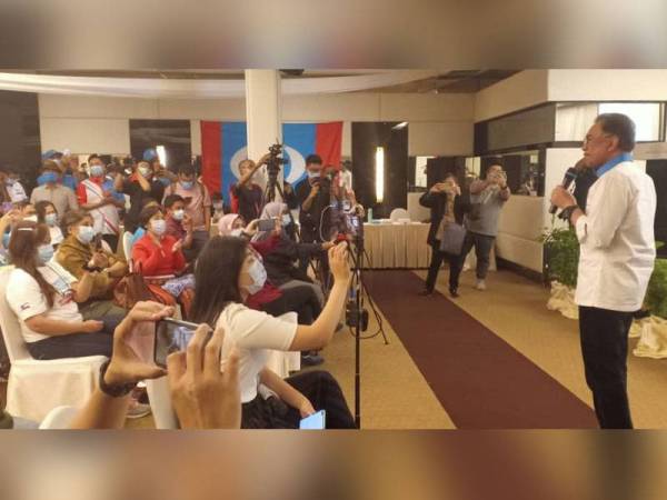 Anwar memberi ucapan ketika menghadiri siri jelajah bagi Dewan Undangan Negeri (DUN) Api-Api di Kota Kinabalu hari ini.