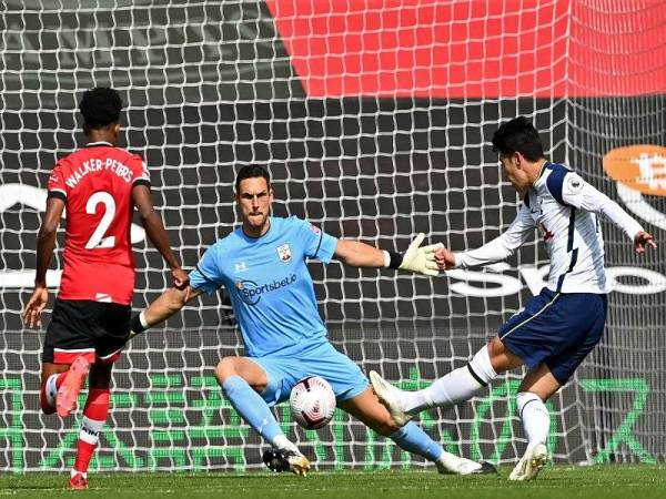 Heung-Min (kanan) ketika melakukan rembatan untuk gol kedua Tottenham Hotspur semasa menentang Southampton di Stadium St Mary's.