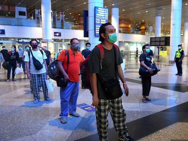 Sebahagian rakyat Malaysia yang terkandas di luar negara kembali ke tanah air. - Foto Bernama