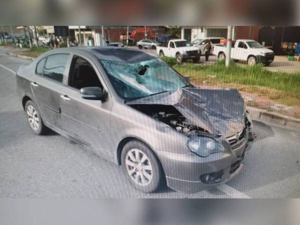 Kereta dipandu lelaki berusia 34 tahun remuk di bahagian depan selepas berlanggar dengan motosikal dinaiki pesara polis dan cucunya di Kilometer 3, Jalan Sitiawan - Kampung Acheh, Manjung hari ini. - Foto pembaca.