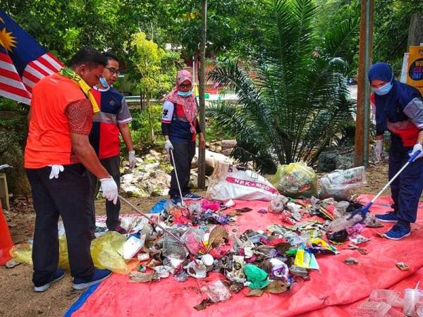 Antara hasil sisa yang berjaya dikutip sempena program tersebut di Air Terjun Teladas, Maran semalam.