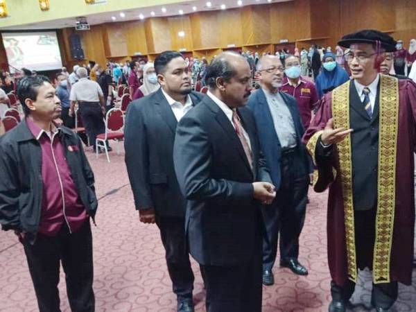 Vidyanathan diberi penerangan oleh Dr Abdull Rahim berkenaan kajian yang dilakukan pihak UTM selepas menyampaikan syarahan bertajuk Penyelidikan Translasional: Pasir Gudang, Pontian dan Kemboja di UTM Skudai, Johor Bahru, hari ini.