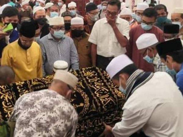 Rosol (empat dari kiri) memberi penghormatan terakhir kepada Allahyarham Wan Mokhtar hari ini. - Foto FB Rosol Wahid