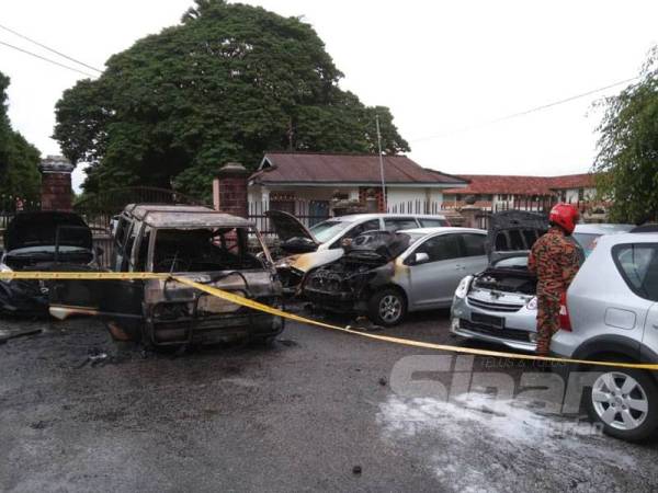 Beberapa kenderaan yang terbakar dalam kebakaran di hadapan Sekolah Tinggi Perempuan Melaka di Durian Daun awal pagi tadi.