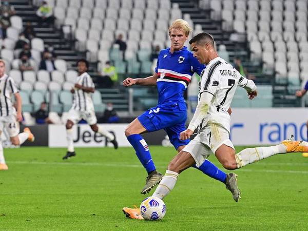 Aksi Ronaldo (kanan) ketika pertemuan Juventus menentang Sampdoria pada perlawanan Serie A di Turin.