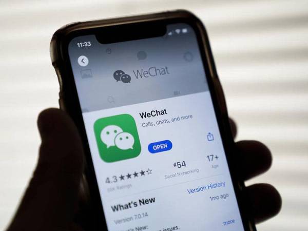 Aplikasi WeChat dianggarkan mempunyai lebih satu bilion pengguna di seluruh dunia. - Foto AFP