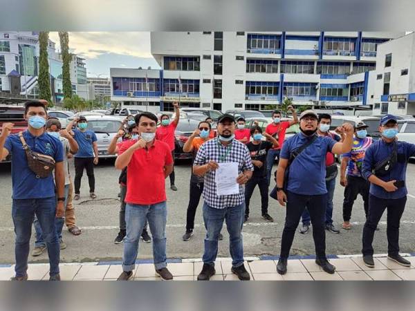 Fariz (tiga kiri) bersama ahli ARMADA selepas membuat laporan di Ibu Pejabat Polis Daerah Kota Kinabalu, hari ini.