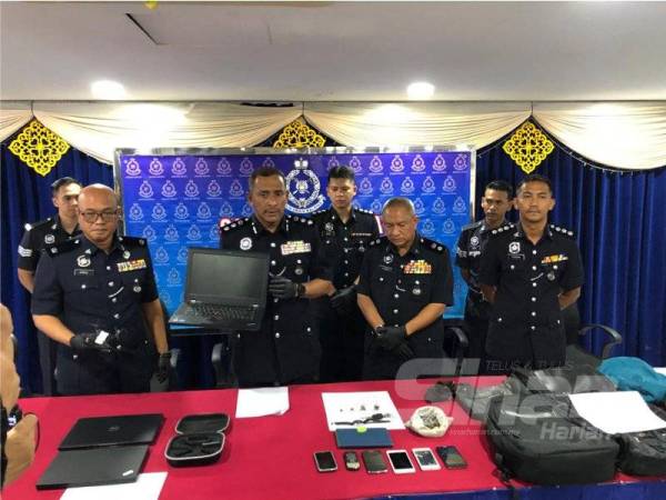 Mohd Noor (dua dari kiri) menunjukkan barang kes yang dirampas pada sidang media di IPD Kuantan.