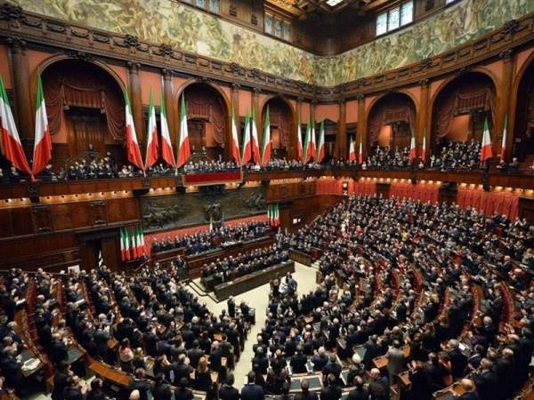 Rakyat Itali keluar mengundi bagi menentukan proses pemindaan Perlembagaan Itali bagi mengurangkan jumlah anggota Parlimen biarpun negara terbabit dilanda wabak Covid-19.