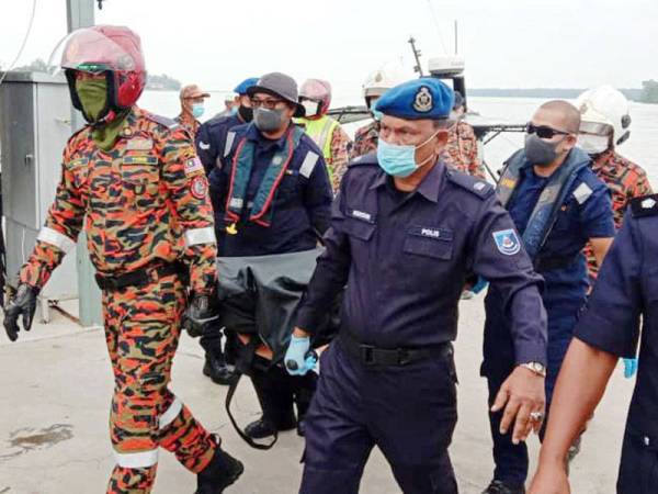 Mayat seorang lagi nelayan yang ditemui lemas dibawa ke Jeti Pasukan Polis Marin Wilayah 2 Muar hari ini.