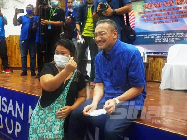 Hishammuddin meluangkan masa bergambar bersama penduduk yang hadir Majlis Semarak Hari Malaysia di Dewan Taman Perindutrian Kota Kinabalu (KKIP) di Kota Kinabalu malam tadi.