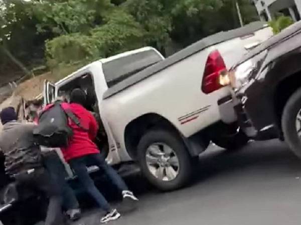 Tular rakaman klip video yang memaparkan sekumpulan penjenayah sedang menarik mangsa di Lebuhraya Besraya, Kuala Lumpur petang semalam.