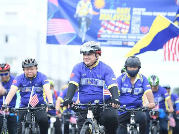 Tuanku Syed Faizuddin (tengah) berkenan menyertai Kayuhan Hari Malaysia 2020 UniMAP bersama hampir 300 peserta di Padang Besar kelmarin. - Foto ihsan UniMAP