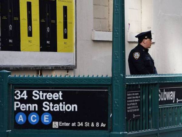 Gambar fail menunjukkan seorang pegawai polis berdiri di sebuah stesen tren bawah tanah di New York. - Foto AFP