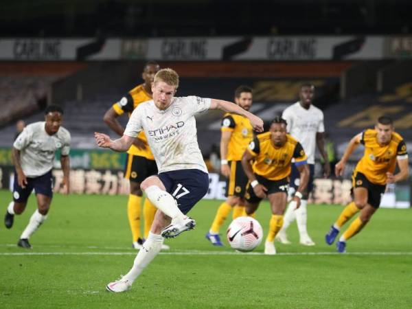 De Bruyne ketika menyempurnakan sepakan penalti semasa perlawanan Manchester City menentang Wolverhampton Wanderers di Stadium Molineux.